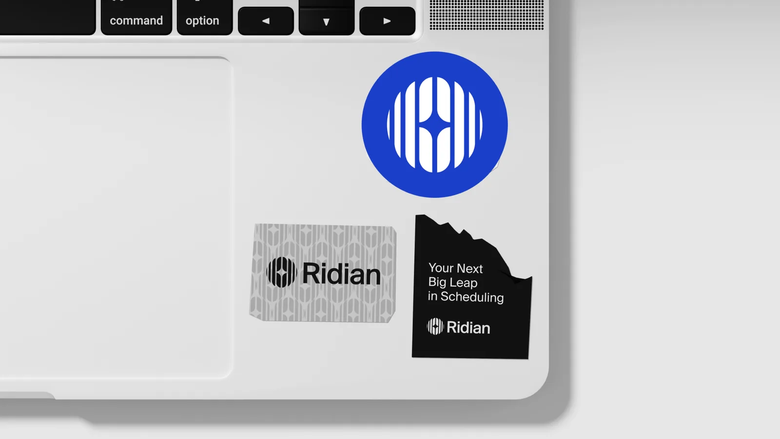 Ridian-Bildmarke und Wortmarke als Aufkleber auf einem Laptop